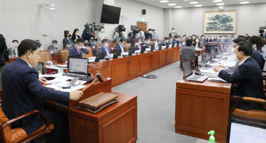 권성동 운영위원장이 23일 서울 여의도 국회에서 열린 운영위원회 전체회의에서 의사봉을 두드리고 있다. <연합뉴스>